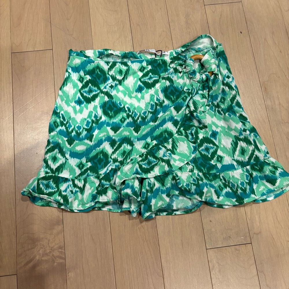 Zara Green Tropical Print Ruffle Skort Skirt. Small